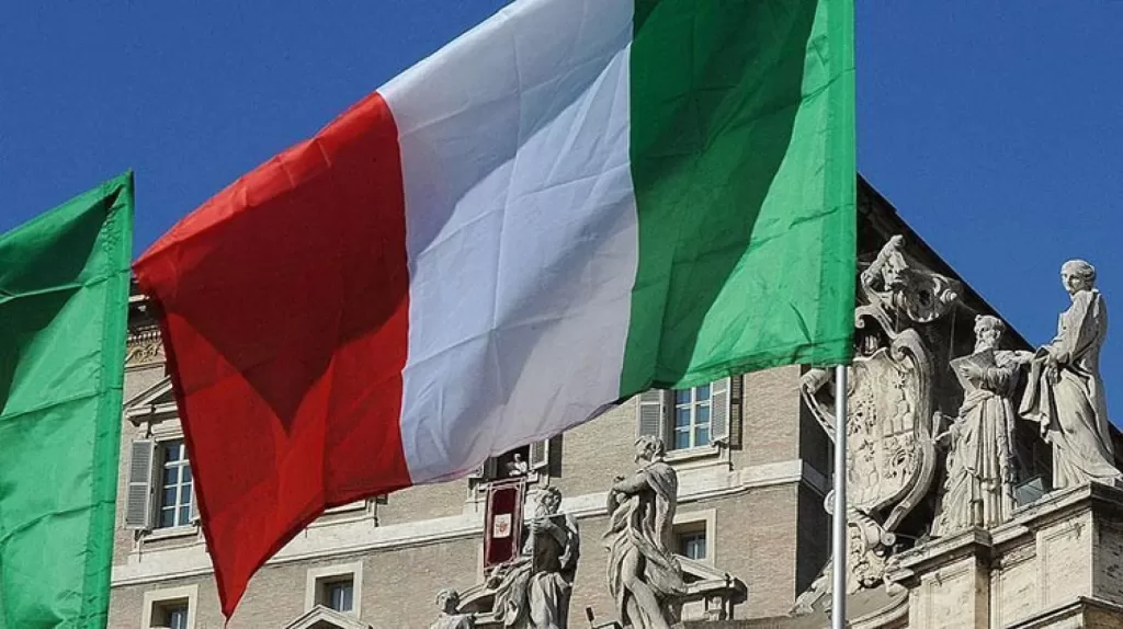 إيطاليا تستعد لزيادة عجز ميزانيتها لعام 2023