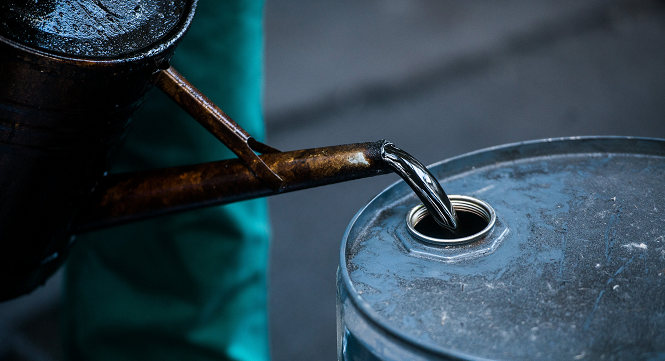يستمر النفط في تكبد خسائره مع تأثر أسواق السلع الأولية بصعود الدولار