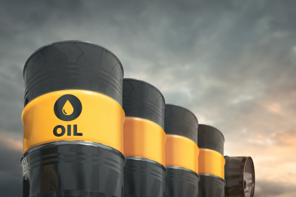 تعزز التوقعات المتفائلة بزيادة الطلب على النفط خلال فصل الصيف ارتفاع أسعاره