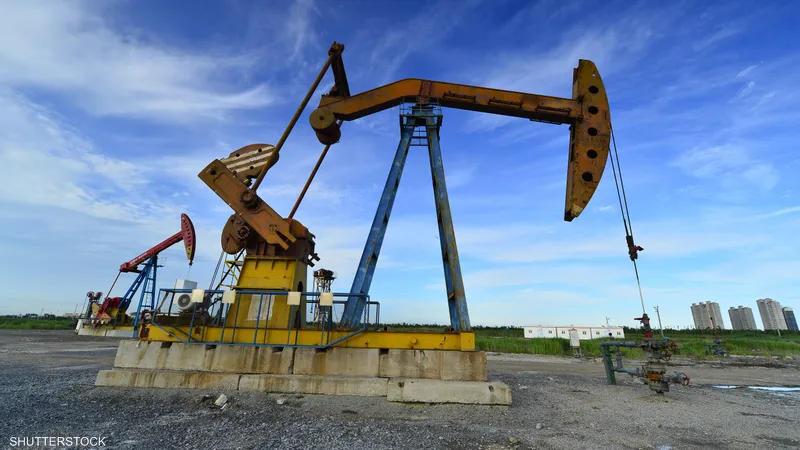بفضل توقعات تراجع المخزونات العالمية، شهدت أسعار النفط ارتفاعًا