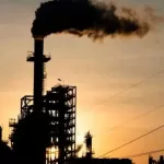 النفط يواصل الصعود مع تصاعد مخاطر هرمز